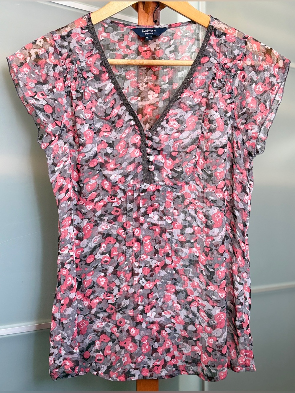Reitmans Petites Sheer Floral Blouse Pink Grey Cap Sleeve V-Neck XS